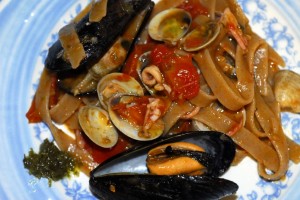 Fettuccine al farro con frutti di mare e Aglio della Regina