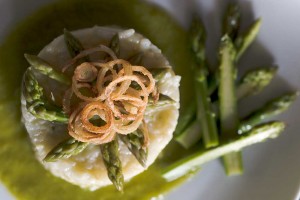 Risotto di asparagi al Kerner con scalogno croccante