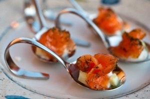 Salmone marinato alla svedese con cetriolo e papaya : welcome food !